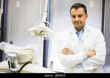 Closeup portrait of confident professionnel de santé avec les bras croisés tenant à côté de white président du patient Banque D'Images