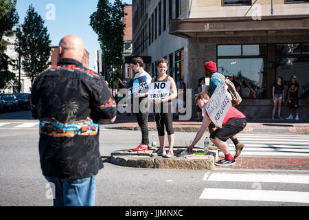 Les manifestants, de faux candidats, et vendeurs au rallye d'atout à Portland, Maine le 4 août 2016 Banque D'Images