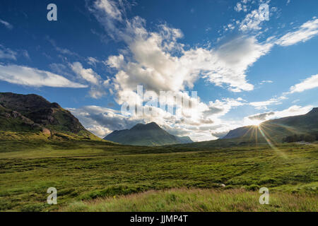 La vallée à côté de la célèbre montagne wordl Glencoe en Ecosse. Banque D'Images