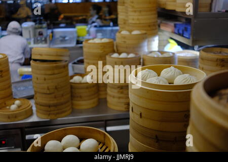 La préparation des Dim Sum dans un restaurant malaisien Chines, les boulettes sont fraîchement préparés et cuisinés à la demande. Banque D'Images