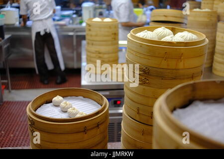 La préparation des Dim Sum dans un restaurant malaisien Chines, les boulettes sont fraîchement préparés et cuisinés à la demande. Banque D'Images