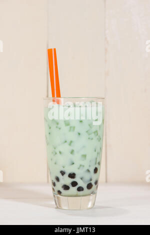 Boba / bubble tea. Thé au lait fait maison avec des perles sur la table en bois. Banque D'Images