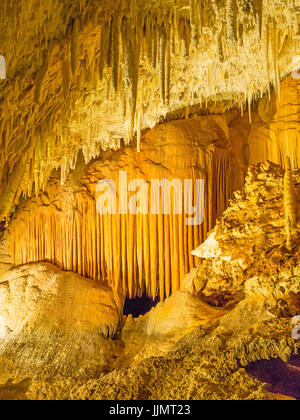 JEWEL CAVE, l'ouest de l'Australie - le 7 juillet 2017 : Des stalactites et des formations de cristaux dans Jewel Cave, près des villes de Augusta et Margaret River en Wester Banque D'Images