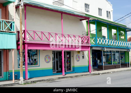 Boutiques colorées à Bridgetown la capitale de la Barbade, dans les Antilles. Banque D'Images