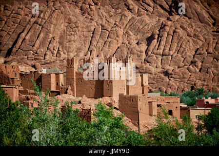 En face de Kasbah rock spectaculaire paysage d'un grand atlas dans les Gorges de Dades, ACI Ouglif, Maroc, Afrique Banque D'Images