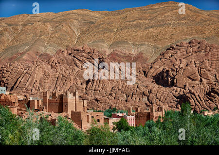 En face de Kasbah rock spectaculaire paysage d'un grand atlas dans les Gorges de Dades, ACI Ouglif, Maroc, Afrique Banque D'Images