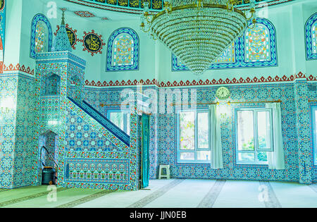 ALANYA, TURQUIE - 8 mai 2017 : les murs et le minbar de la mosquée Hasan Senli Saray couverts par des carreaux émaillés avec des motifs islamiques, le 8 mai en Turquie Banque D'Images