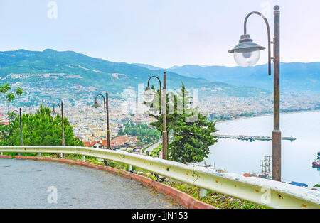 Les lampadaires le long de la route de montagne sinueuse Kale cadessi, conduisant à l'Alanya Castle, situé sur la colline, la Turquie. Banque D'Images