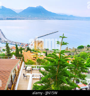 La colline sur la péninsule d''Alanya est l'endroit idéal pour profiter de la vue panoramique sur la côte, les montagnes, forteresse médiévale et toits de tuiles rouges de la vieille ville, Banque D'Images