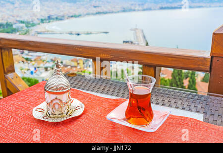 Le bain parfumé du café turc et thé noir en tasse traditionnelle et le verre sur la table de café en plein air, Alanya, Turquie. Banque D'Images