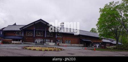 Tohoku, Japon - 17 mai, 2017. Maison en bois à Tamagawa Hot Spring à Tohoku, Japon. Est la plus haute Tamagawa Hot spring débit au Japon. Banque D'Images