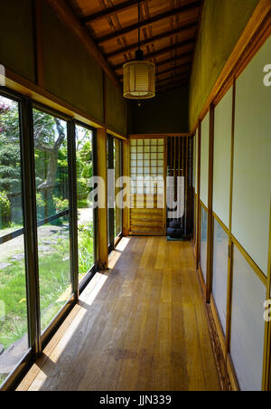 Akita, JAPON - 17 mars 2017. Hall en bois à une maison traditionnelle avec jardin à Akita, au Japon. Akita est une préfecture du Japon située dans le reg Tohoku Banque D'Images