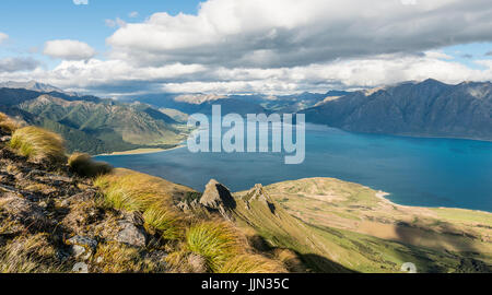 Vue du lac en paysage de montagne, paysage sauvage, le lac Hawea, Otago, île du Sud, Nouvelle-Zélande Banque D'Images