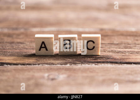 Éléments en bois avec les lettres recueillies dans le mot abc Banque D'Images