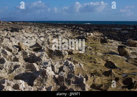 Rocher de grès altérés sur le littoral. Les pierres brutes Banque D'Images