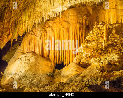 JEWEL CAVE, l'ouest de l'Australie - le 7 juillet 2017 : Des stalactites et des formations de cristaux dans Jewel Cave, près des villes de Augusta et Margaret River en Wester Banque D'Images