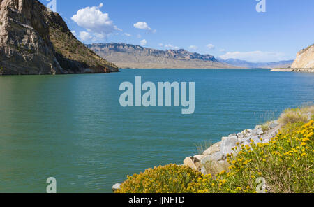 Voir l'ensemble du réservoir et rivière Shoshone flanquée par les contreforts des Rocheuses à la fin de l'été près de Cody, Wyoming, USA Banque D'Images