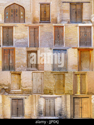 La compilation de la ville médiévale de portes en bois sculpté de villes ouzbèkes de Khiva, Samarkand et Boukhara, décorées de beaux motifs islamiques, U Banque D'Images