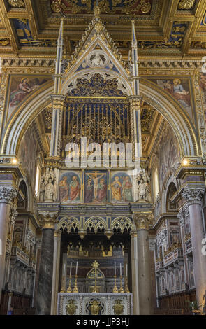 Intérieur de la Basilique di San Giovanni in Laterano (Archbasilica Papale de Saint Jean de Latran). Rome. L'Italie. Juin 2017 Banque D'Images