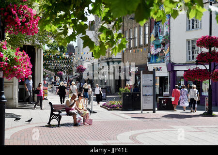 Worthing West Sussex UK - Shoppers dans Warwick Street Banque D'Images