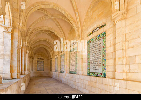 Jérusalem, Israël - 3 mars 2015 : Le corridor gothique d'atrium à l'Église du Pater Noster, sur le Mont des Oliviers. Banque D'Images