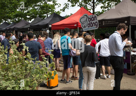 Trottoir, un marché alimentaire de la rue juste au nord de la gare de King's Cross Banque D'Images