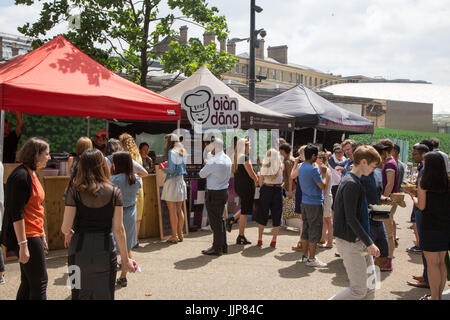 Trottoir, un marché alimentaire de la rue juste au nord de la gare de King's Cross Banque D'Images