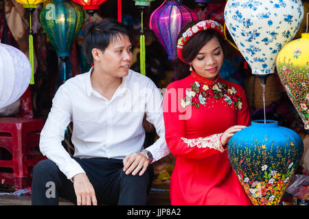 Hoi An, Vietnam - Mars 14, 2017 : jeune couple vietnamien en tenue de mariage traditionnel Banque D'Images