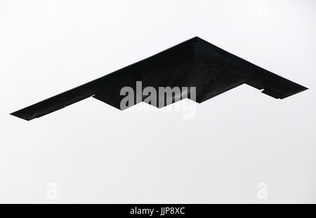 Northrop Grumman b-2 stealth bomber avec F-15 Eagle Banque D'Images