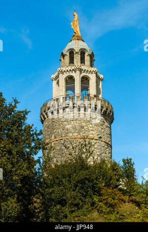 La Vierge de Monbahus Tour de la Vierge (fin 19thC), un point de repère important et point de vue. Monbahus, Agen, Lot-et-Garonne, France Banque D'Images