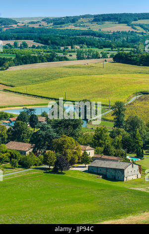 Vue de la ferme, les champs et le lac vu de la tour de la Vierge vue à ce village ; Monbahus. Agen, Lot-et-Garonne, France Banque D'Images