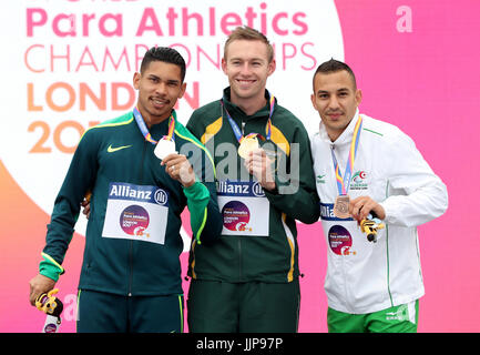 L'Afrique du Sud Charl Du Toit (centre), le Brésil est Mateus Evangelista (à gauche) et l'Algérie Sofiane Hamdi avec leurs médailles après le 200m masculin finale T37 au cours de la cinquième journée de l'athlétisme mondial 2017 Para au London Stadium Banque D'Images