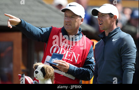 L'Irlande du Nord, Rory McIlroy parle avec son caddie avant sa tournée au cours de la première journée de l'Open Championship 2017 à Royal Birkdale Golf Club, Southport. Banque D'Images