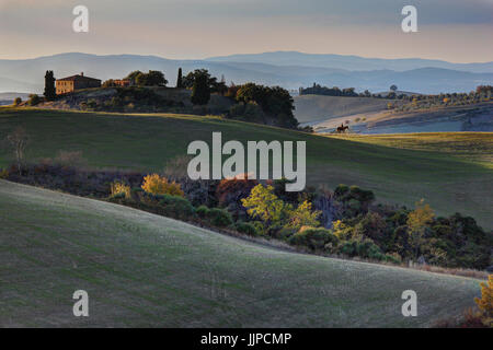 Vue depuis les collines de la Toscane - Strada di Leonina, Asciano, Sienne - Toscane, Italie Banque D'Images