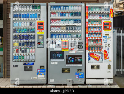 KYOTO, JAPON - 21 OCTOBRE : distributeur automatique de cigarettes à Kyoto, au Japon le 21 octobre 2014. Les gens peuvent acheter un paquet de cigarette à l'identification d'insertion de la c Banque D'Images