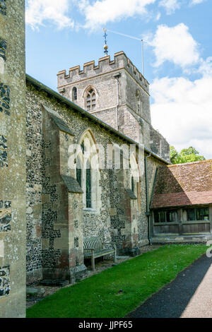 Saint Mary's Parish Church, Wendover, Buckinghamshire, Royaume-Uni, montrant l'église tour de l'horloge. Banque D'Images