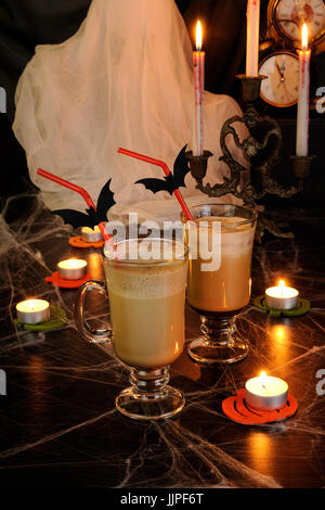 Café lait réfrigéré Cocktail dans Glass-Irish pour Halloween Banque D'Images