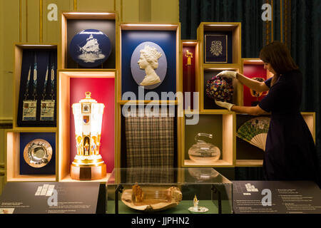 *** À SOUS EMBARGO 00:01 CEST, LE VENDREDI, 21 juillet 2017 *** Cet été, les visiteurs de l'État au palais de Buckingham wiill Chambres Profitez d'un affichage spécifique de plus de 200 les cadeaux offerts à Sa Majesté la reine tout au long de ses 65 ans de règne et un hommage spécial à Diana, princesse de Galles. Les salles sont ouvertes au public du 22 juillet au 1 octobre 2017. Banque D'Images