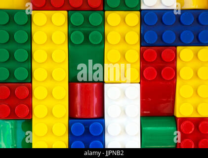 Jouet en plastique fond coloré briques Banque D'Images