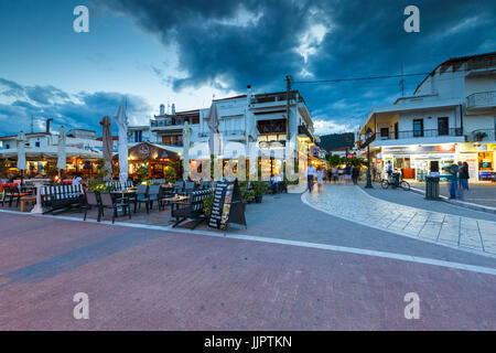 Vue du soir de la ville de Skiathos Sporades en Grèce. Banque D'Images