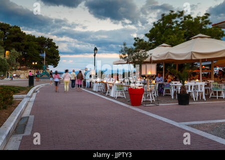 Vue du soir de la ville de Skiathos Sporades en Grèce. Banque D'Images