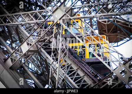 Structure en fer forgé en dentelle de la Tour Eiffel à Paris Banque D'Images