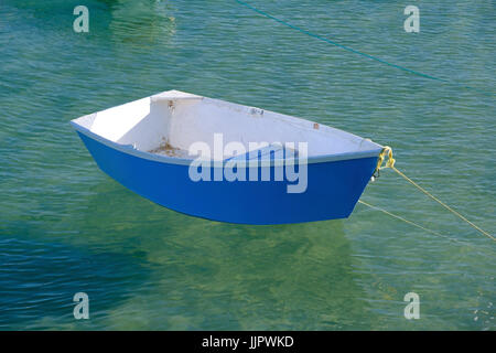 Petit bateau dans le port de St Ives, Cornwall Banque D'Images