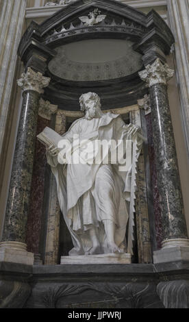 Une statue en marbre disciple de Jésus l'Apôtre de Saint Simon dans la Basilique di San Giovanni in Laterano (St. Jean de Latran) basilique de Rome. Rome, Italie, J Banque D'Images