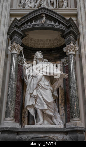 Statue en marbre disciple de Jésus l'apôtre saint Jacques le Majeur par Rusconi dans la Basilique di San Giovanni in Laterano (St. Jean de Latran basilique) dans Banque D'Images