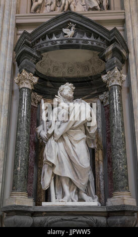 Statue en marbre disciple de Jésus l'Apôtre de saint Jacques le moindre par de Rossi dans la Basilique di San Giovanni in Laterano (St. Jean de Latran basilique) dans Banque D'Images