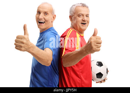 Personnes âgées gaies joueurs de football tenant leurs Thumbs up isolé sur fond blanc Banque D'Images