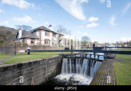 La serrure et la maison de la Bowling Harbour/bassin dans Dunbartonshire de l'Ouest, de l'Écosse. Banque D'Images