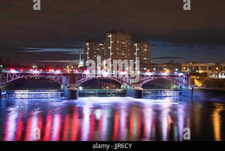 Nuit photographie prise du pont Albery à Glasgow à la recherche sur le tuyau lumineux Pont et raz de Weir, dans le centre de Glasgow, en Écosse. Banque D'Images