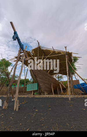 19/06/1717 Wera Sangiang chantier naval, Sumbawa, l'Indonésie. Les bateaux traditionnels sont fabriqués à la main sur la plage. Banque D'Images